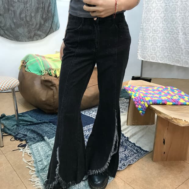Sjyp 흑청 절개 부츠컷 데님팬츠 
