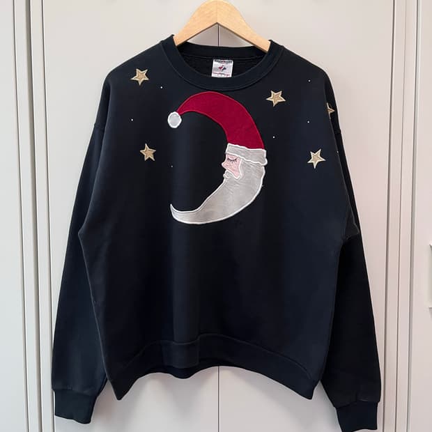 Jerzees 크리스마스 산타 자수 패치 오버핏 맨투맨