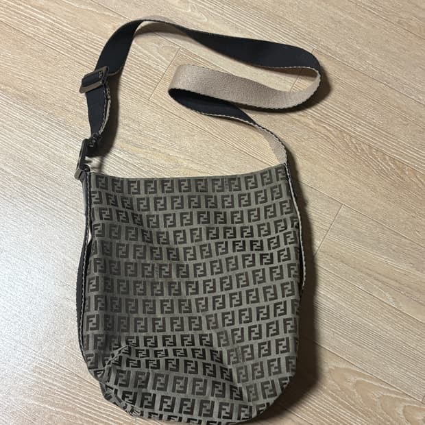 펜디 주카 숄더백