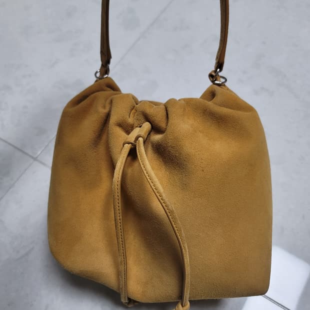 띠어리 스웨이드 복조리 미니 버킷백 상태굿
