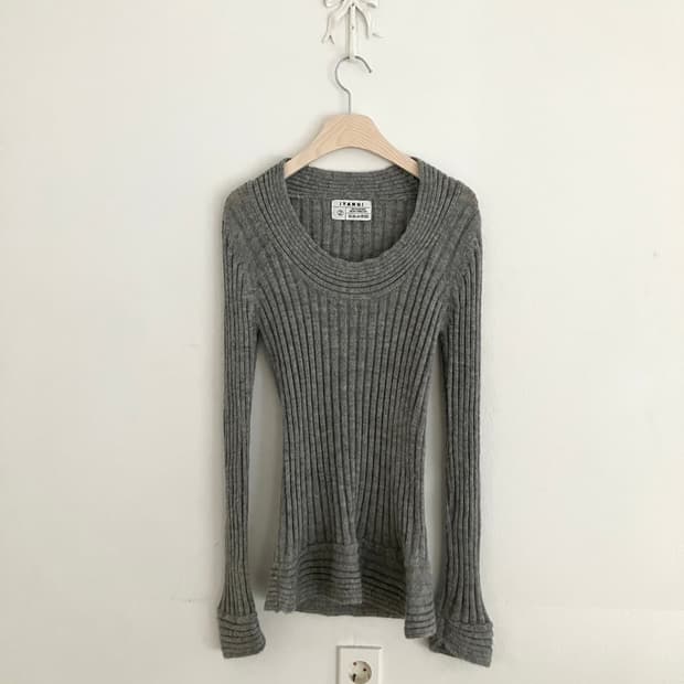 그레이 유니크 넥 슬림 니트