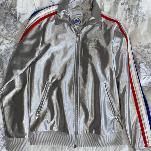 은색 아디다스 트랙탑 85