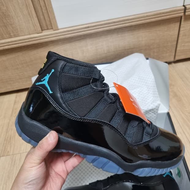 나이키 조던 11 레트로 감마
275 새상품