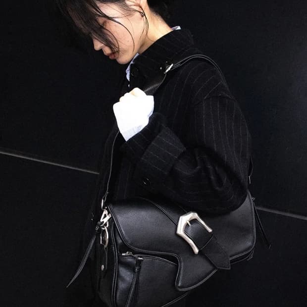 이우가마카라스 Bumpy buckle 숄더백