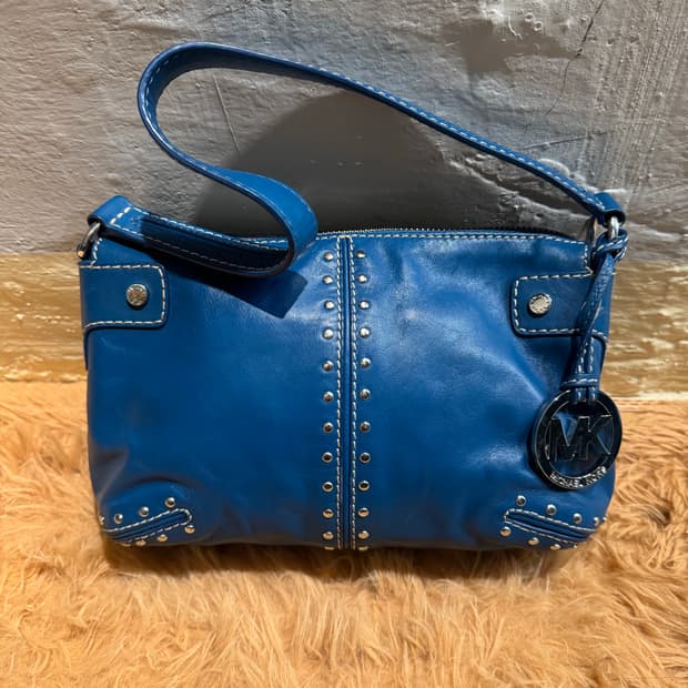 마이클코어스 아스터 스터드 숄더백 블루