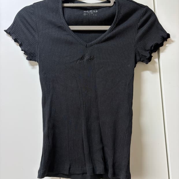 게스 슬림 브이넥 티셔츠 (새상품)