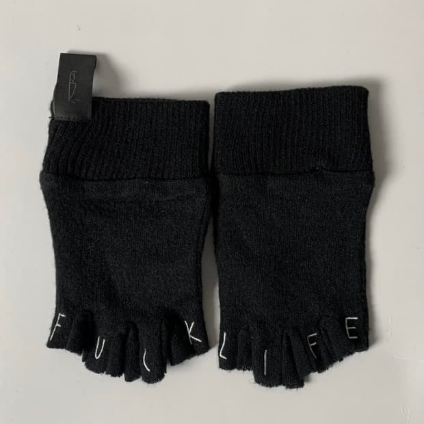 Azs tokyo 'fuck life' 글로브 장갑
