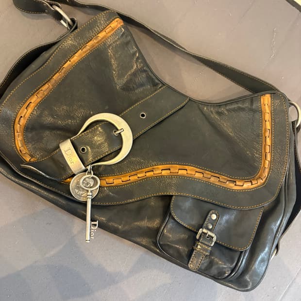 디올 가우초 숄더백 존갈리아노