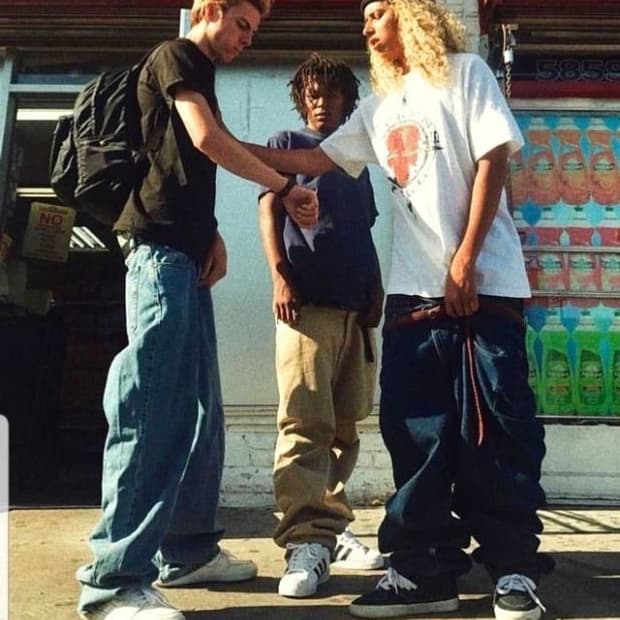 38) Levis 560 Skater Baggy Jeans