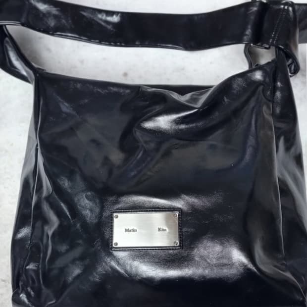 마틴킴(Matin Kim) 시그니처 로고 플레이트 가방 블랙