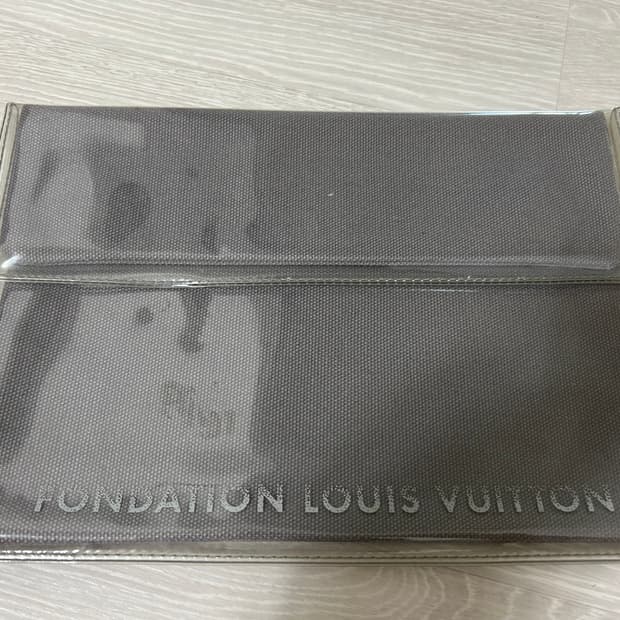 루이비통 파운데이션 파우치