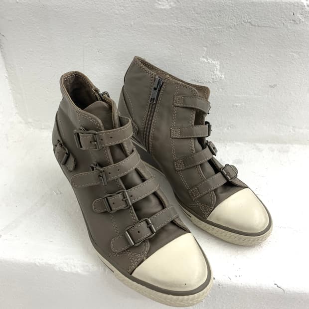 Ash wedge boots
