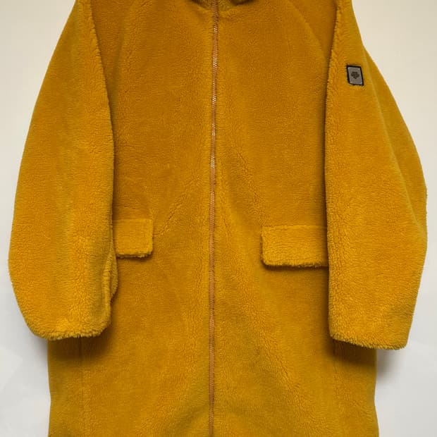 데상트 뽀글이 플리스 자켓 머스타드 