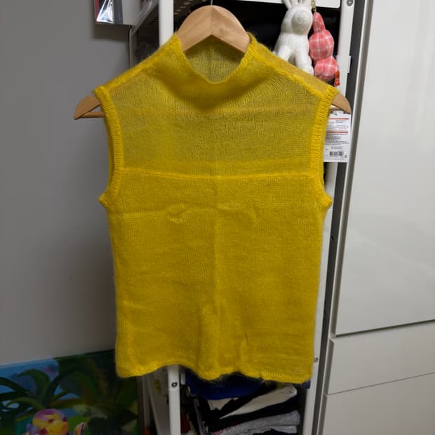 하프넥 니트 슬리브리스