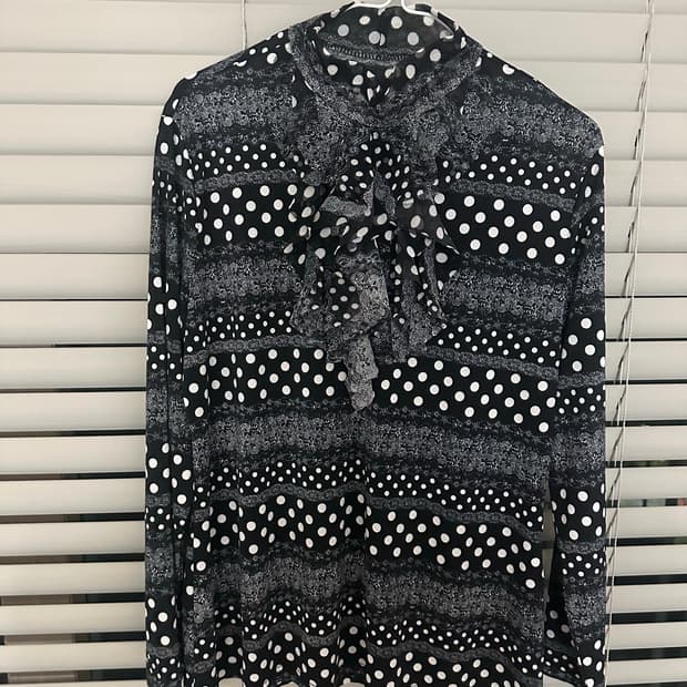 도트 프릴 블라우스