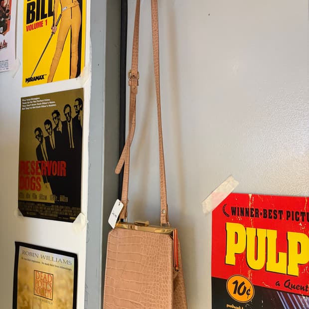 악어 패턴 베이지 메탈 크로스 미니백