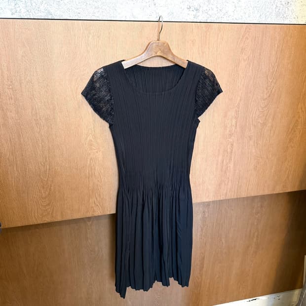 빈티지 플리츠 미디 원피스 반팔 시스루 슬리브 라운드넥 디테일 블랙