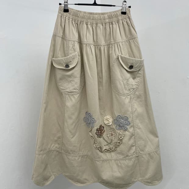 베이지 모리 자수 포켓 스커트