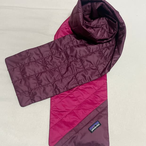 파타고니아 경량패딩 목도리 버건디