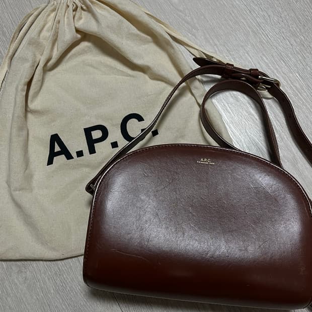 아페쎄 하프문 크로스백 브라운