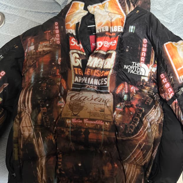 슈프림 노스페이스 타임스퀘어 패딩