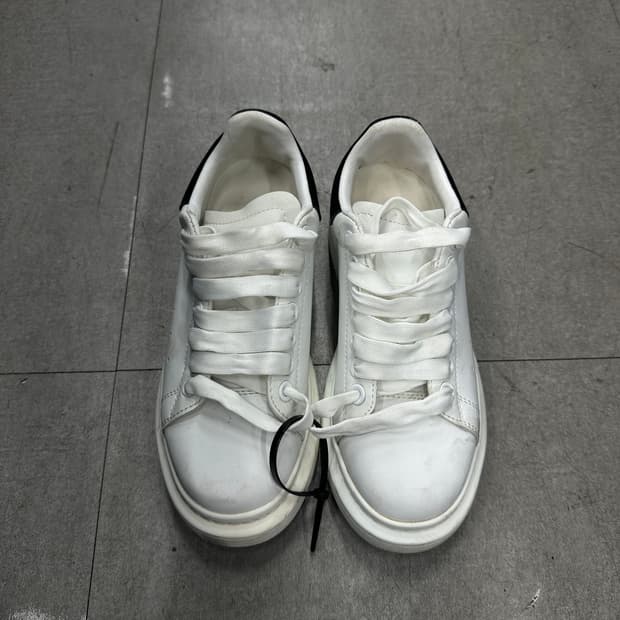 알랙산더 맥퀸 오버사이즈드 스니커즈