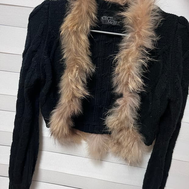 세실맥비 퍼 볼레로 니트 가디건