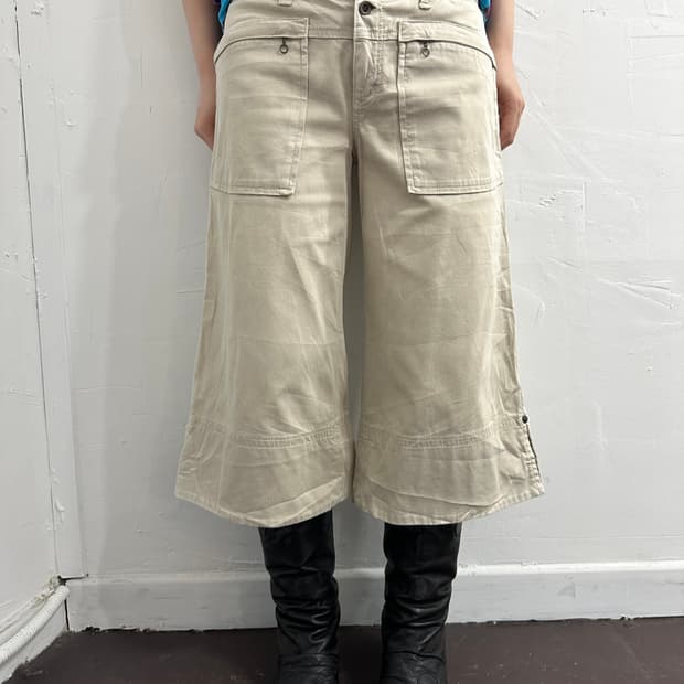 koji tachiyama beige half pants