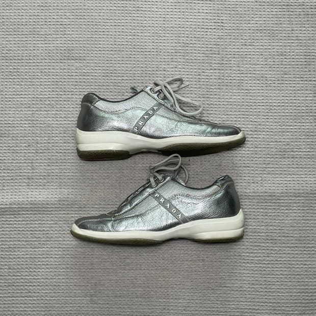 프라다 00‘s 메탈릭 레더 스니커즈