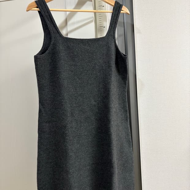 cos 피나포어 원피스