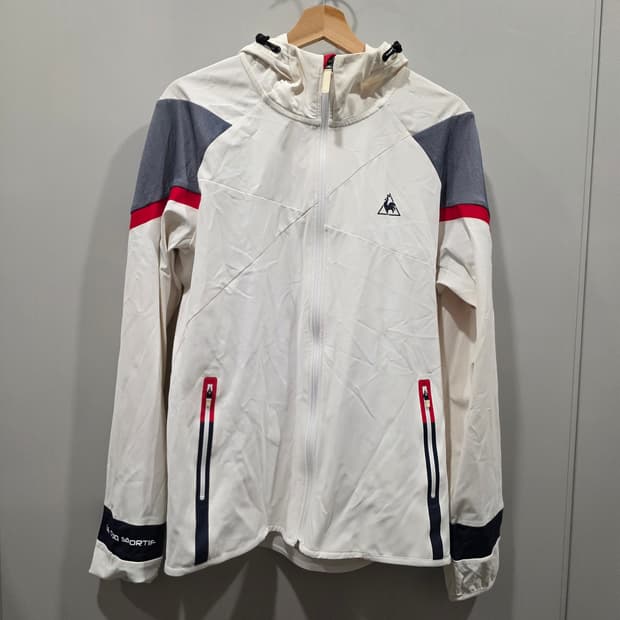 르꼬끄 기능성 바람막이 후드 집업 자켓

표기사이즈: 105
국내여성: 