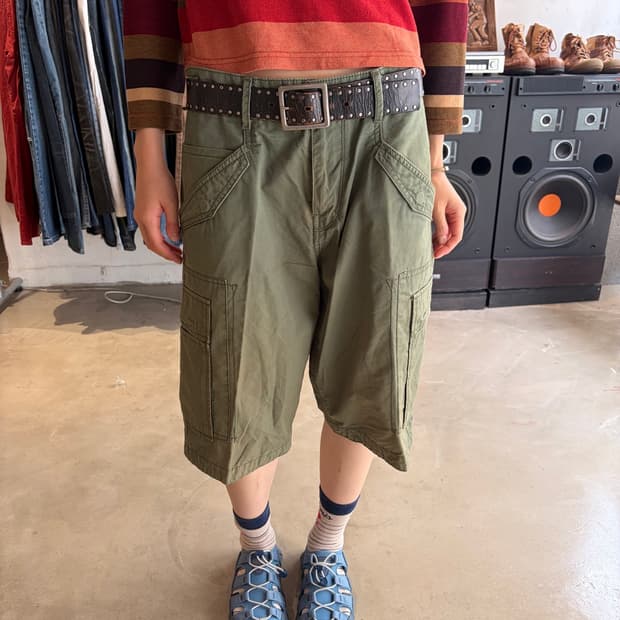 32) Levi's 올리브 카고 쇼츠