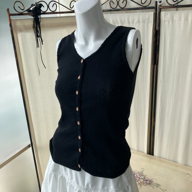 mori lace button sleeveless