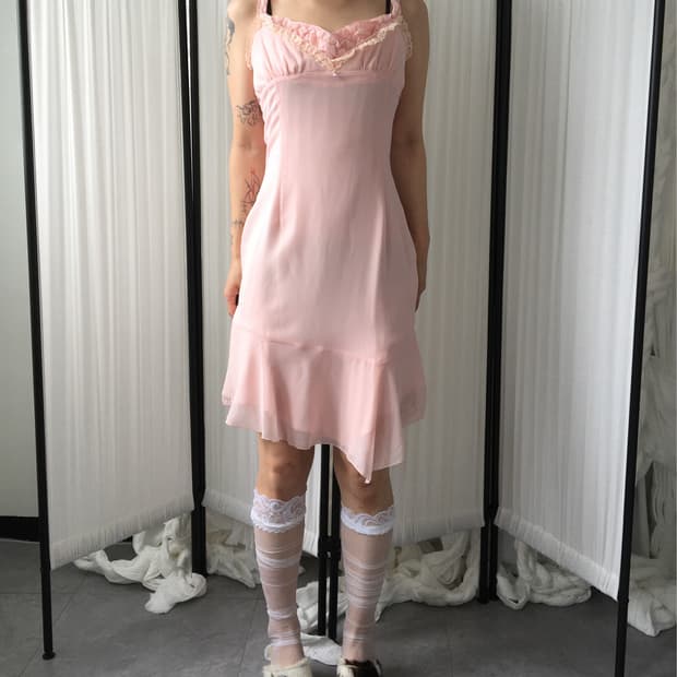 Frill point unbalanced sleeveless onepie