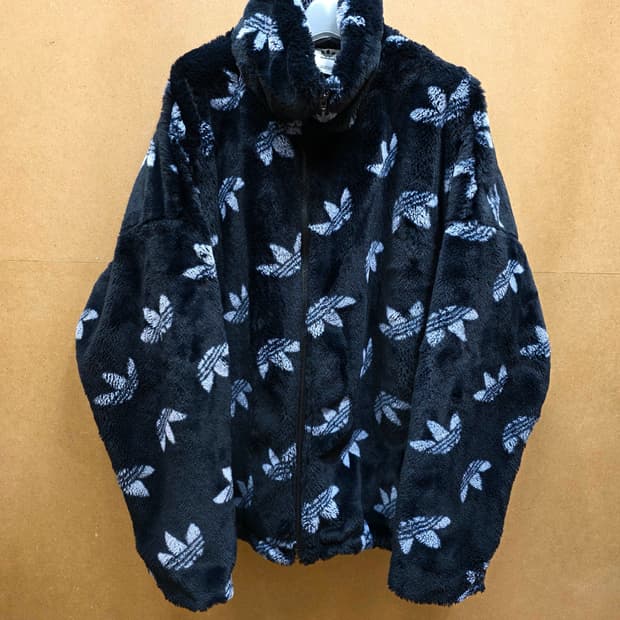 아디다스 오리지널 모노그램 퍼 자켓