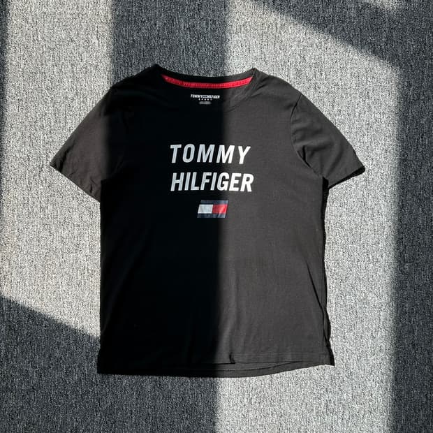 타미힐피거 스포츠 프리팅 로고 반팔티