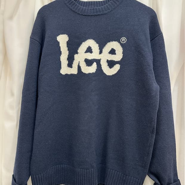 LEE 브랜드의 네이비 색상 니트