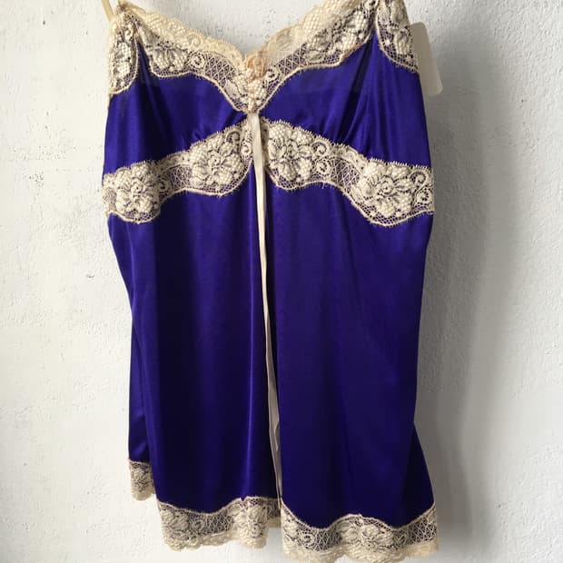 Lace trimming satin sleeveless