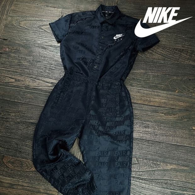 [나이키] 멀티 로고 패턴 사틴 반팔 점프수트 M20132