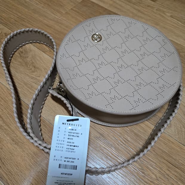 메트로시티 베이지 탬버린 크로스백(택달린새상품)