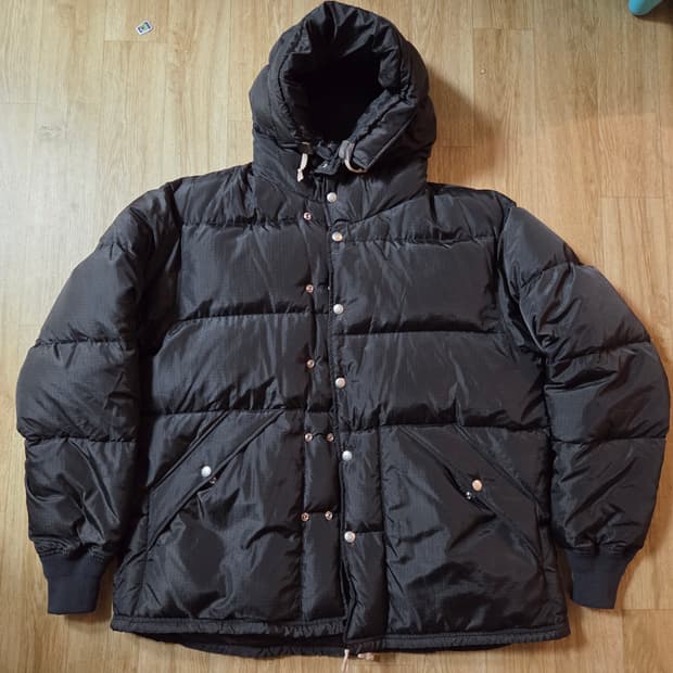 피그벨 마운티어 다운 자켓 그라파이트 색상