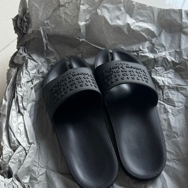 메종 마르지엘라 엠보스 로고 타비 슬라이드 블랙