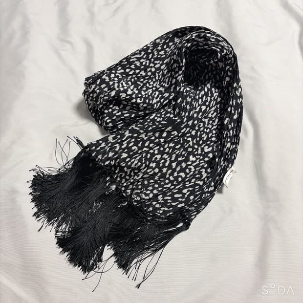 생로랑 블랙 프린트 태슬 스카프