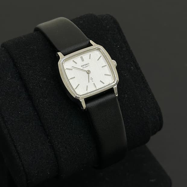 세이코 실버 케이스 쿼츠 시계