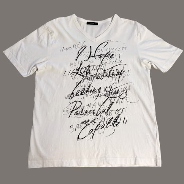 (이체시에눌) 일본 고스펑크 고딕 블랙 레터링 브이넥 생화이트 반팔