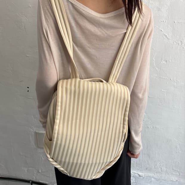 Issey Miyake 이세이미야케 베이지 컬러 플리츠 백팩