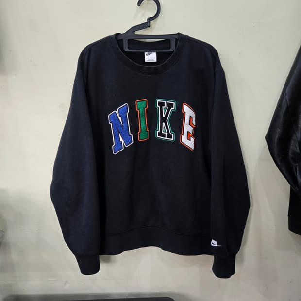 [L] NIKE 컬러 레터링 스웻셔츠 (블랙)