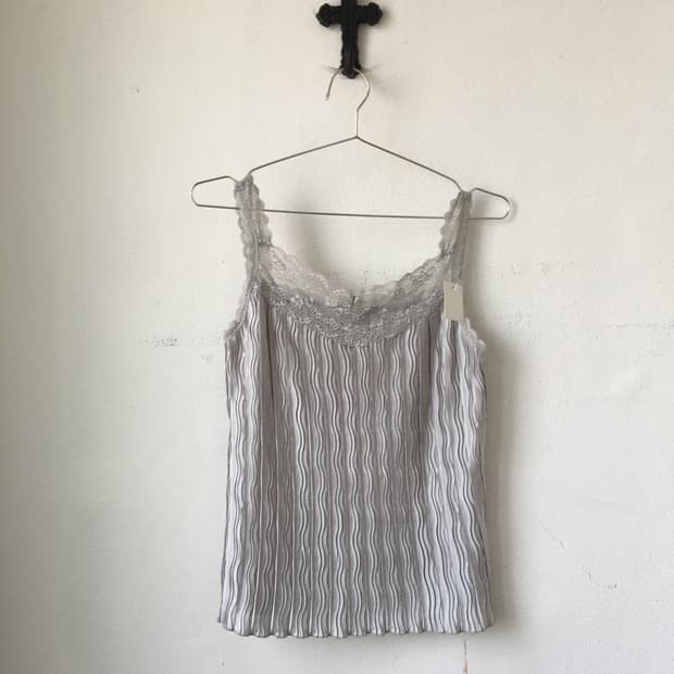 Lace trimming pleats sleeveless