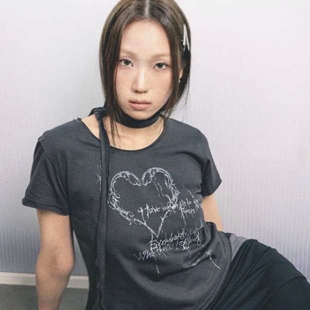 허그유어스킨 하트 오너먼트 스카프 탑 챠콜