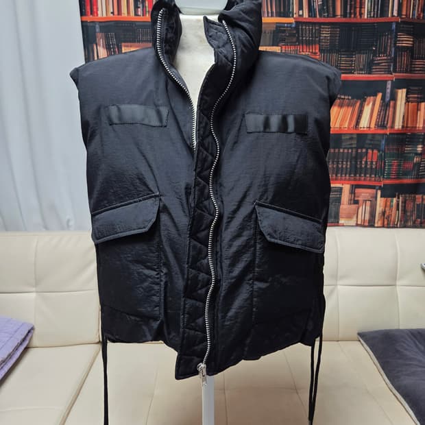 사이드 끈 디테일 패딩 조끼